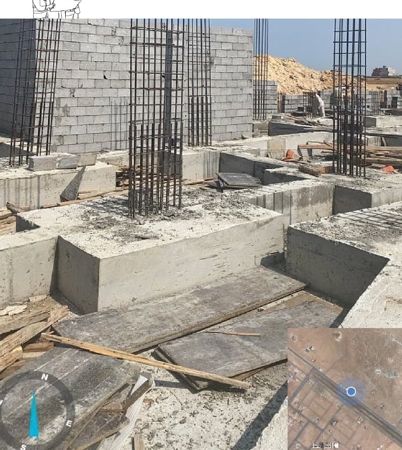 قواعد خرسانية وأعمدة تسليح وجدران بلوك في موقع إنشاء